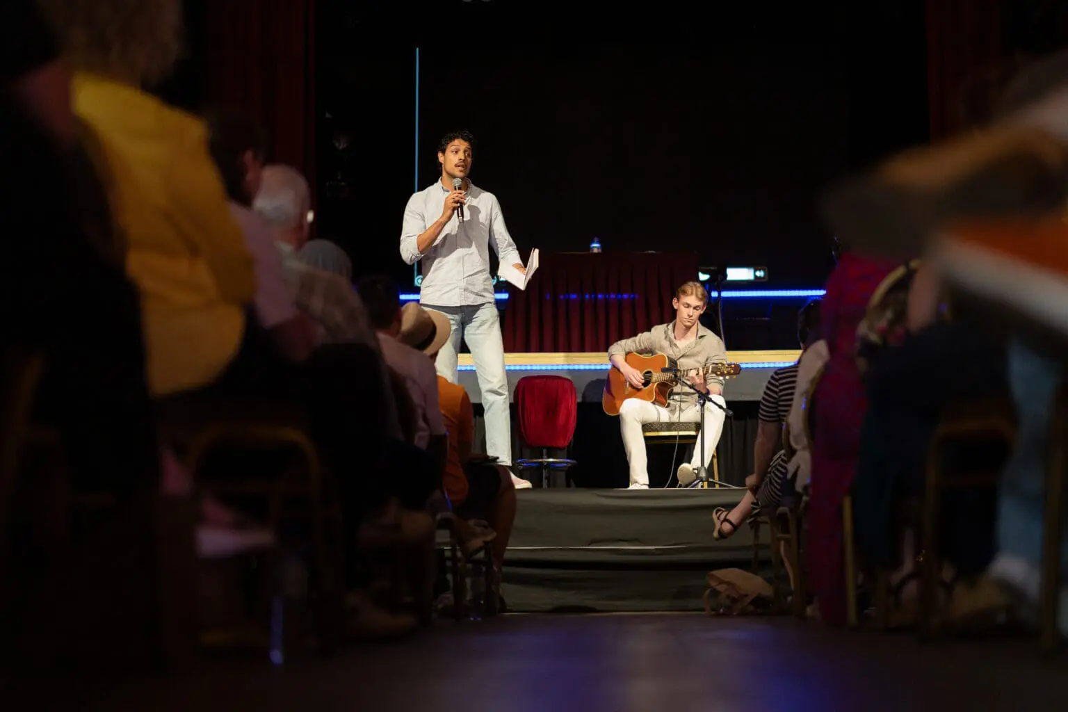 Vergaderen in De Avenue door Tom Hengst
