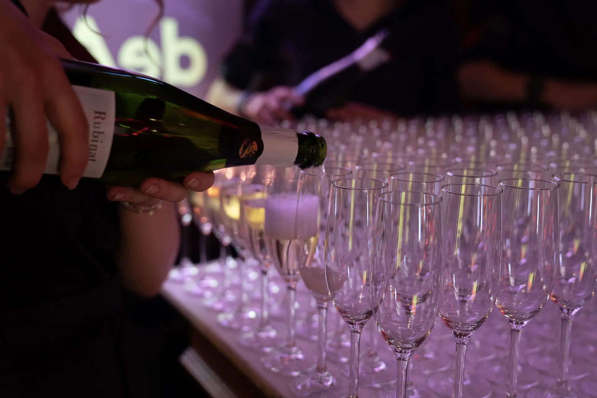 Inschenken van bubbels in champagneglazen