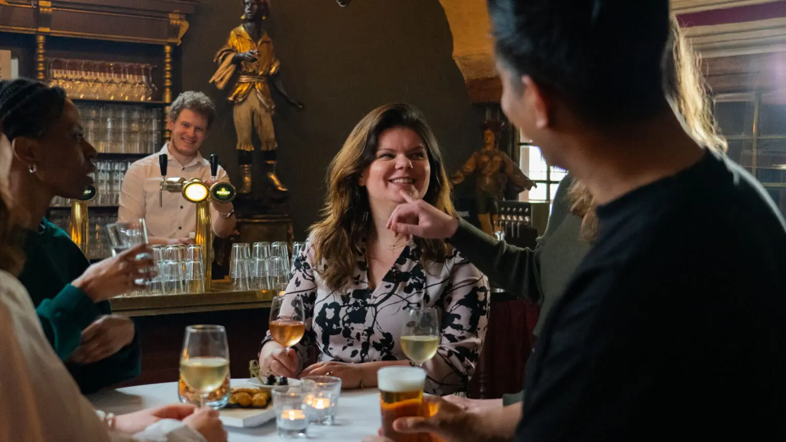 Lachende collega's in de Avenue aan de Borrel