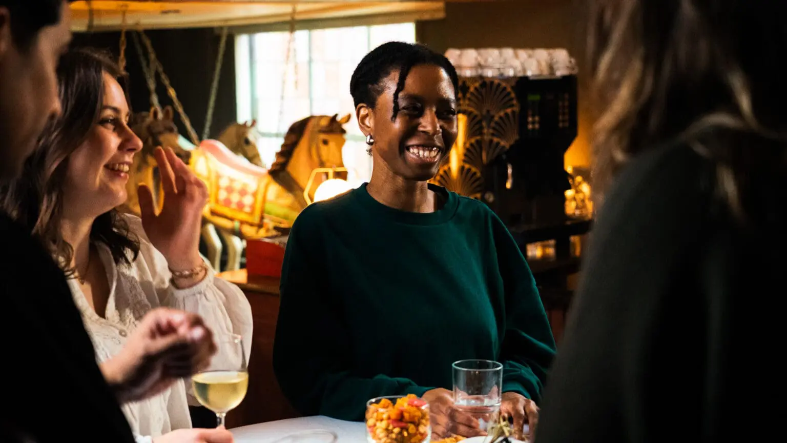 Twee lachende bezoekers in de Avenue aan de Borrel