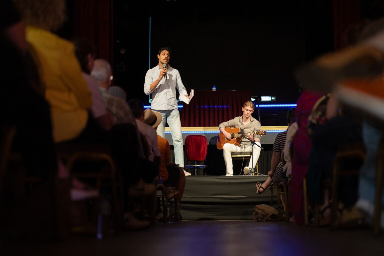 Vergaderen in De Avenue door Tom Hengst